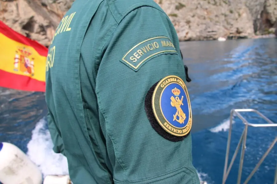 Archivo - Un agente de Servicio mar&iacute;timo de la Guardia Civil.