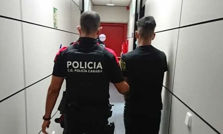 Agente de la Polic&iacute;a Canaria junto al detenido