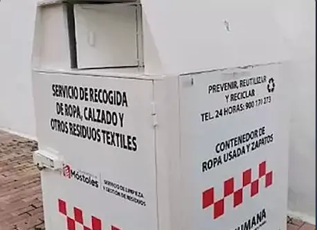 Un contenedor de recogida de ropa.