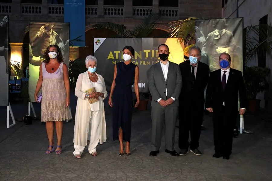 (I-D) La presidenta del Govern, Francina Armengol; la actriz Judi Dench; la Reina Letizia; el director del Atl&agrave;ntida Mallorca Film Fest, Jaume Ripoll; el director Stephen Frears y el ministro Miquel Iceta en la clausura de la 11&ordf; Edici&oacute;n Del Festival.