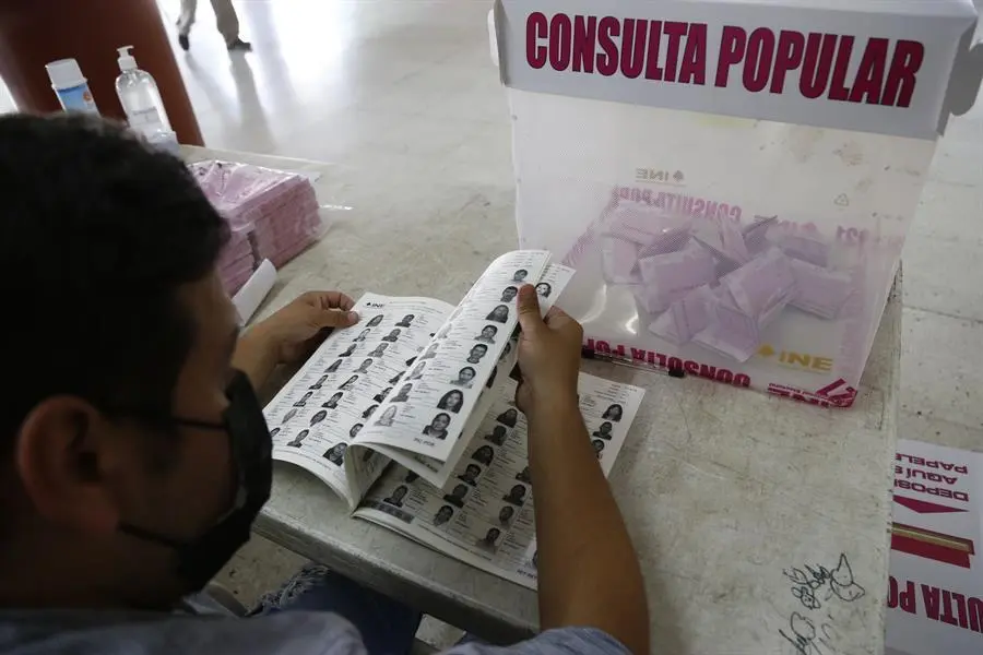 Fotograf&iacute;a que muestra una urna con muy pocas papeletas durante la consulta popular 2021 sobre juicios a expresidentes mexicanos hoy, en la ciudad de Guadalajara, estado de Jalisco (M&eacute;xico). La in&eacute;dita y pol&eacute;mica consulta popular impulsada por el presidente mexicano, Andr&eacute;s Manuel L&oacute;pez Obrador, sobre enjuiciar a sus cinco predecesores pinch&oacute; este domingo con una participaci&oacute;n de solo el 7 %, lejos del 40 % necesario para que el resultado fuera vinculante. EFE/Francisco Guasco