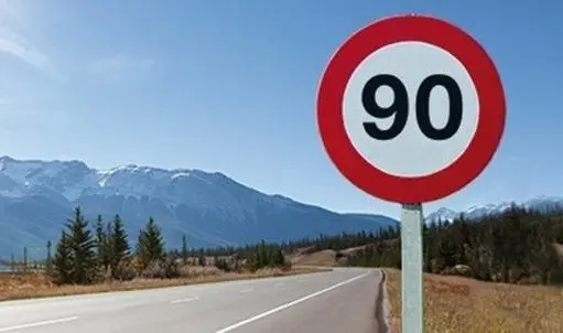 Archivo - Una se&ntilde;al de tr&aacute;fico con el l&iacute;mite de 90 kil&oacute;metros por hora. Foto de Archivo