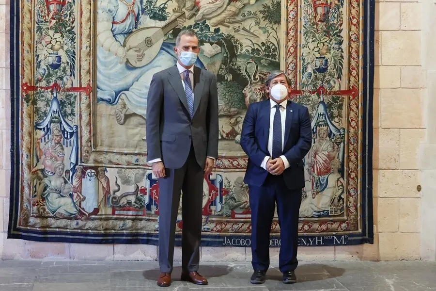 El Rey Felipe VI con el presidente del Parlament, Vicen&ccedil; Thom&agrave;s.