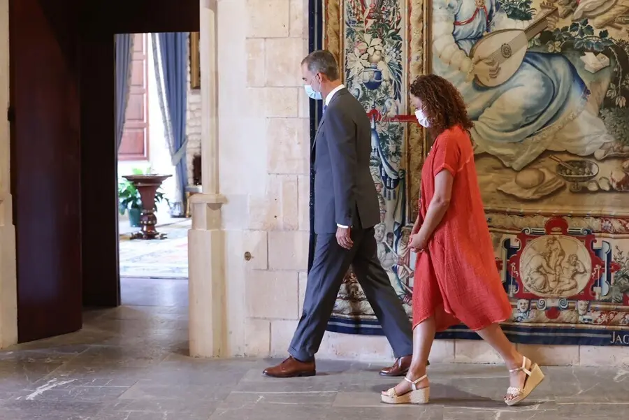 El Rey de Espa&ntilde;a, Felipe VI, junto a la presidenta del Consell de Mallorca, Catalina Cladera, en el Palacio de la Almudaina.