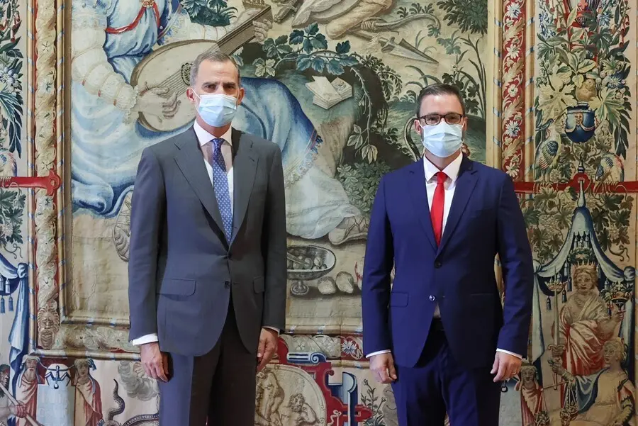 El Rey de Espa&ntilde;a, Felipe VI, junto al alcalde de Palma, Jos&eacute; Hila, en el Palacio de la Almudaina.