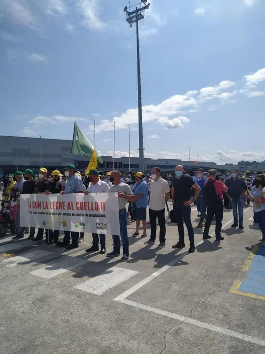 Gonzalo Revuelta y Juanvi Barqu&iacute;n en la concentraci&oacute;n frente a Makro.