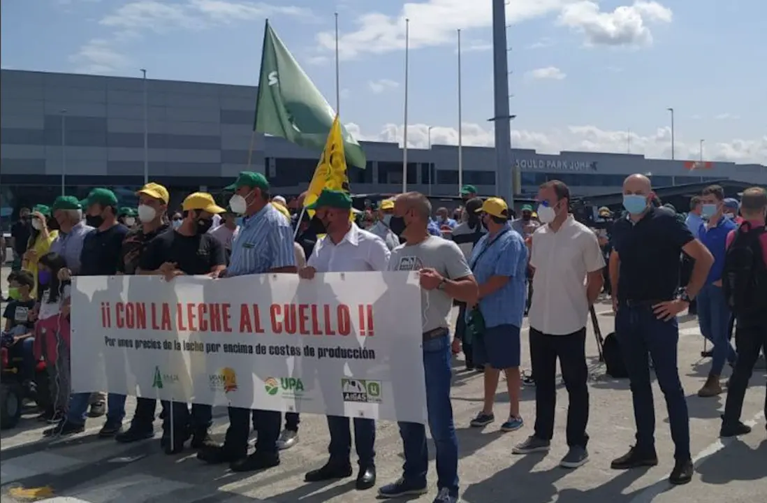 Concentraci&oacute;n de los agricultores para protestar por los precios bajos de la leche. / ALERTA