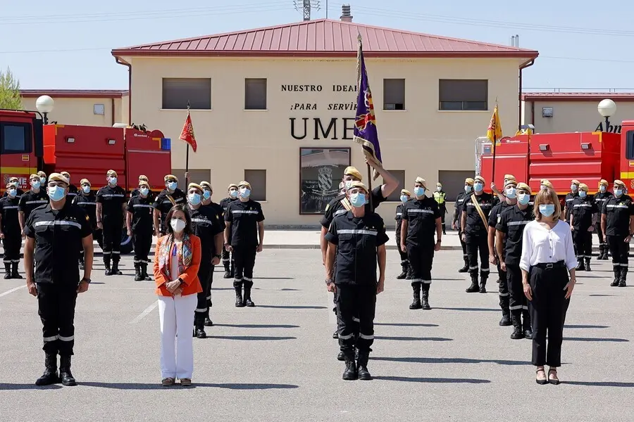 La ministra de Defensa, Margarita Robles, y la ministra de Educaci&oacute;n y Formaci&oacute;n Profesional, Pilar Alegr&iacute;a, posan en una foto de familia junto a oficiales del BIEM IV) y del destacamento del Grupo 43 del Ej&eacute;rcito del Aire
