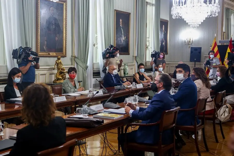 La secretaria de Estado de Transportes, Isabel Pardo de Vera (1i); la ministra Portavoz y de Pol&iacute;tica Territorial, Isabel Rodr&iacute;guez (2i); el secretario de Estado de Relaciones con las Cortes, Rafael Simancas (3i); el conseller de Econom&iacute;a y Hacienda de la