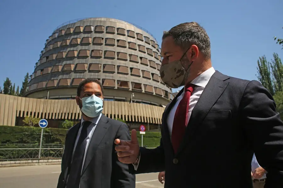 Archivo - El presidente del Grupo Parlamentario de Vox en el Parlamento de Catalu&ntilde;a, Ignacio Garriga (i), y el l&iacute;der de Vox, Santiago Abascal, conversan a su llegada al Tribunal Constitucional (TC), a 9 de junio de 2021, en Madrid (Espa&ntilde;a).  