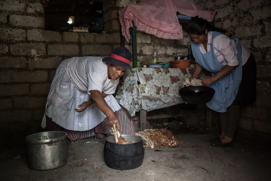 Archivo - Mujeres cocinando en Per&uacute;