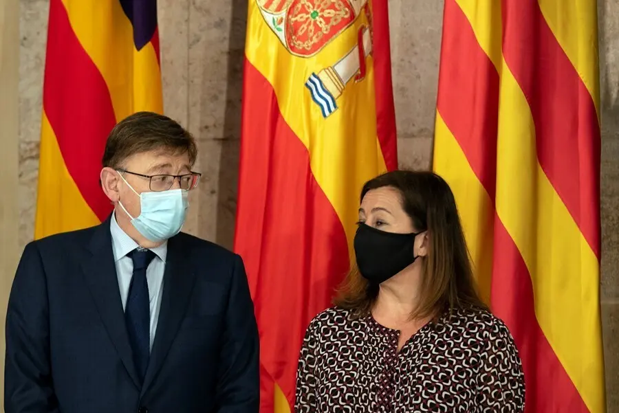 Archivo - El presidente de la Generalitat Valenciana, Ximo Puig y la presidenta de les Illes Balears, Francina Armengol posan a su llegada para una reuni&oacute;n, en el Palau de la Generalitat, a 21 de abril de 2021, en Valencia, Comunidad Valenciana, (Espa&ntilde;a).