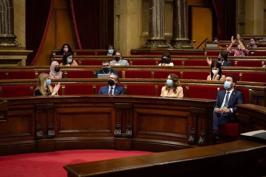 (Primera fila, I-D) La consellera de Acci&oacute;n Exterior y Transparencia, Vict&ograve;ria Alsina; el conseller de Econom&iacute;a y Hacienda de la Generalitat, Jaume Gir&oacute;; la consellera de la Presidencia, Laura Vilagr&agrave;, y el presidente de la Generalitat, Pere Aragon&egrave;s, dur