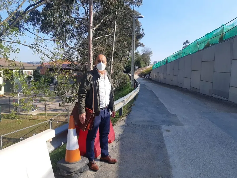 Julio Ricciardiello en el acceso al CEIP Manuel Lia&ntilde;o