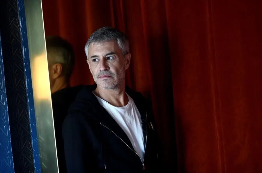 Archivo - El cantante Sergio Dalma posa tras una entrevista con Europa Press en la que ha presentado  '30... y tanto', el disco que celebra los 30 a&ntilde;os de carrera del artista, en Madrid (Espa&ntilde;a), a 7 de noviembre de 2019.