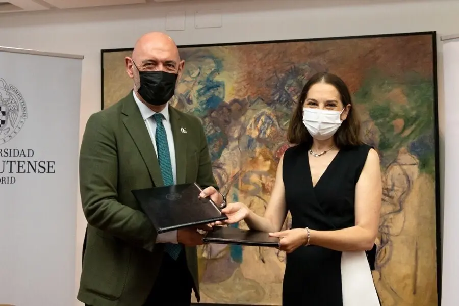 El rector de la Universidad Complutense de Madrid (UCM), Joaqu&iacute;n Goyache, y la directora del Territorio Centro de Telef&oacute;nica, Beatriz Herranz, en la renovacion de la C&aacute;tedra de Educaci&oacute;n Digital y Juegos