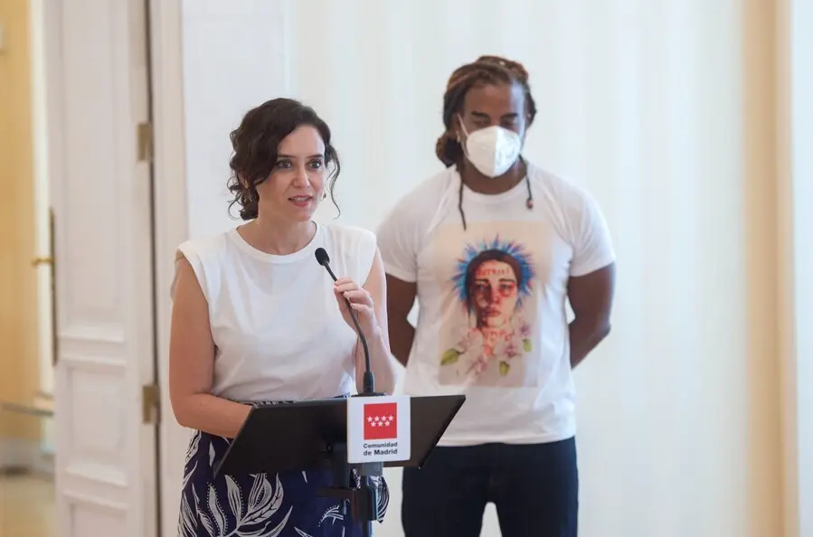La presidenta de la Comunidad de Madrid, Isabel D&iacute;az Ayuso, ofrece una rueda de prensa tras su reuni&oacute;n con el artista cubano Yotuel Romero en la Real Casa de Correos
