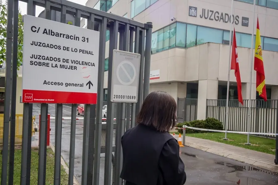 Archivo - Una abogada vestida con toga y mascarilla entra a los Juzgados de lo Penal, Juzgados de Violencia sobre la mujer