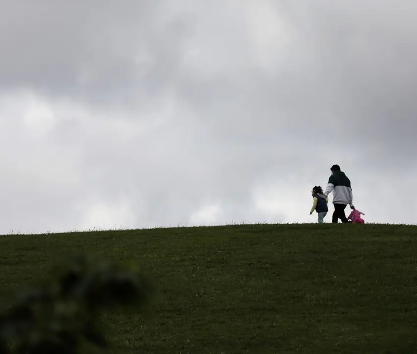 Archivo - Una ni&ntilde;a pasea con su padre.