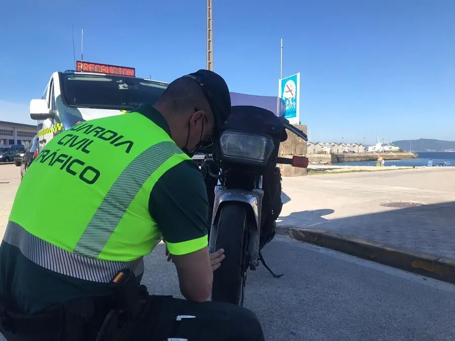 Control de la Guardia Civil de Tr&aacute;fico en Galicia.