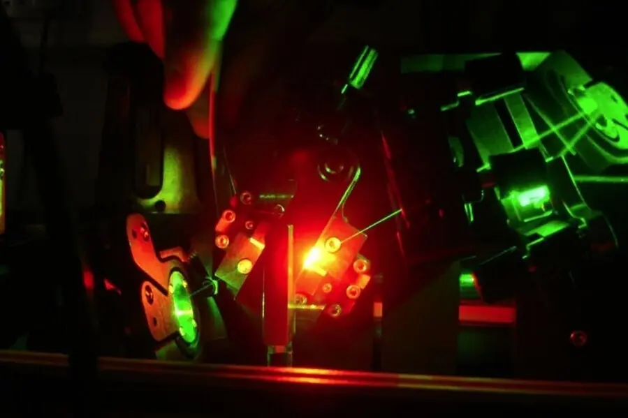 La conversi&oacute;n de luz verde de alta intensidad en longitudes de onda rojas respetuosas con el medio ambiente, dentro del l&aacute;ser Titanium: Sapphire utilizado en el estudio.