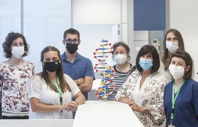 Marian Mart&iacute;nez de Pancorbo, investigadora del grupo BIOMICs de la UPV/EHU, y su equipo