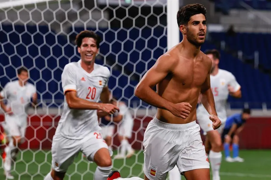 El centrocampista espa&ntilde;ol Marco Asensio (d) celebra tras marcar el 0-1 durante el encuentro de semifinales entre las selecciones de Jap&oacute;n y Espa&ntilde;a durante los Juegos Ol&iacute;mpicos 2020, este martes en el Estadio de Saitama 2002 en Saitama (Jap&oacute;n). EFE/ Miguel Guti&eacute;rrez
