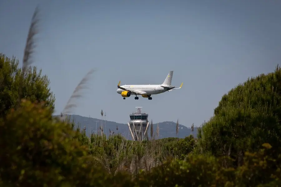 Archivo - Un avi&oacute;n aterriza en el aeropuerto de Josep Tarradellas Barcelona-El Prat, cerca del espacio protegido natural de La Ricarda, a 9 de junio de 2021, en El Prat de Llobregat, Barcelona, Catalu&ntilde;a (Espa&ntilde;a). 