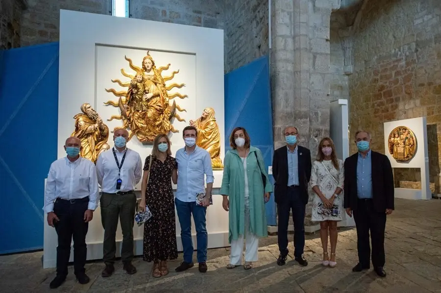 El presidente del PP, Pablo Casado, visita junto a su mujer Isabel Torres la exposici&oacute;n "Las Edades del Hombre" en Carri&oacute;n de los Condes (Palencia).