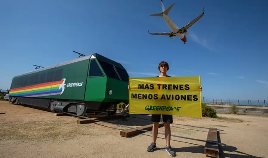 Un activista de Greenpeace protestando