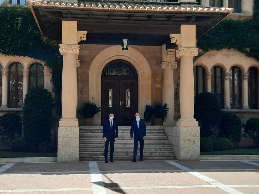 El Rey Felipe VI y el presidente del Gobierno, Pedro S&aacute;nchez, en el Palacio de Marivent.