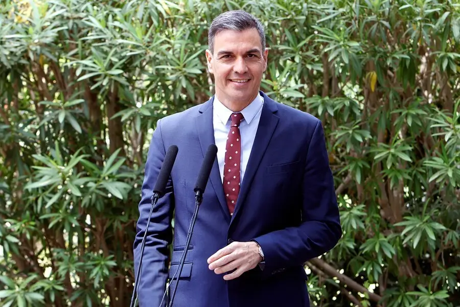 El presidente del Gobierno, Pedro S&aacute;nchez, ofrece una rueda de prensa a su llegada al Palacio de Marivent, a 3 de agosto de 2021, en Palma de Mallorca, Mallorca, (Espa&ntilde;a). Se trata del tradicional encuentro que el monarca realiza con el dirigente del Ejec