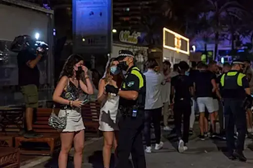 La polic&iacute;a local de Marbella controlando el ocio nocturno.