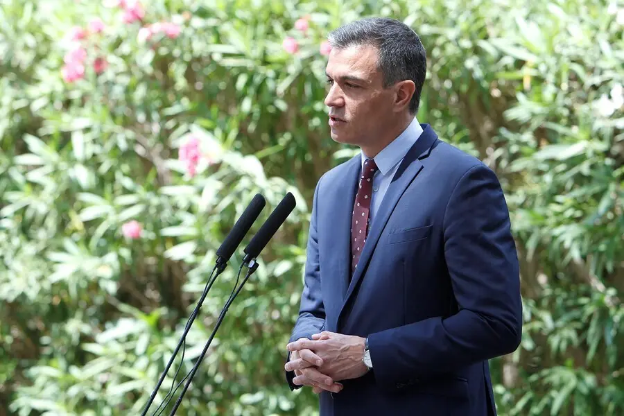 El presidente del Gobierno, Pedro S&aacute;nchez, ofrece una rueda de prensa a su llegada al Palacio de Marivent, a 3 de agosto de 2021, en Palma de Mallorca, Mallorca, (Espa&ntilde;a). Se trata del tradicional encuentro que el monarca realiza con el dirigente del Ejec