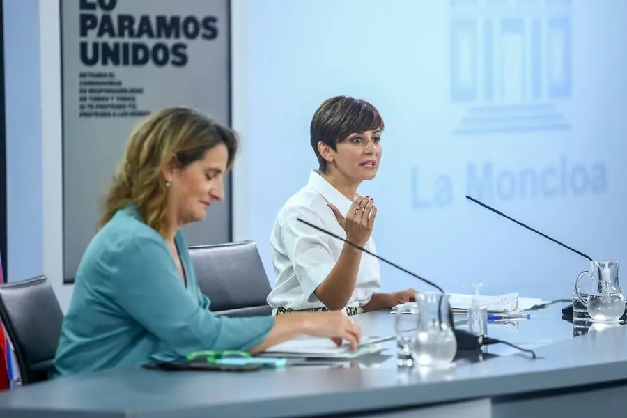 (I-D) La vicepresidenta tercera, Teresa Ribera, y la ministra Portavoz, Isabel Rodr&iacute;guez, comparecen en una rueda de prensa tras una reuni&oacute;n del Consejo de Ministros en Moncloa, a 3 de agosto de 2021, en Madrid, (Espa&ntilde;a). 