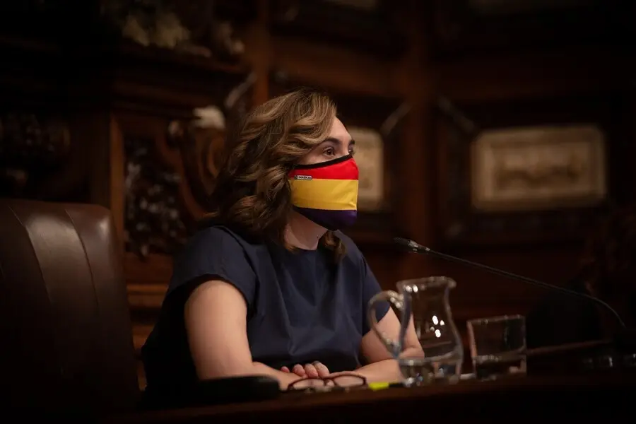 La alcaldesa de Barcelona, Ada Colau, con una mascarilla de la bandera republicana, interviene en una sesi&oacute;n plenaria en el Ayuntamiento de Barcelona, a 23 de julio de 2021, en Barcelona, Catalunya (Espa&ntilde;a).