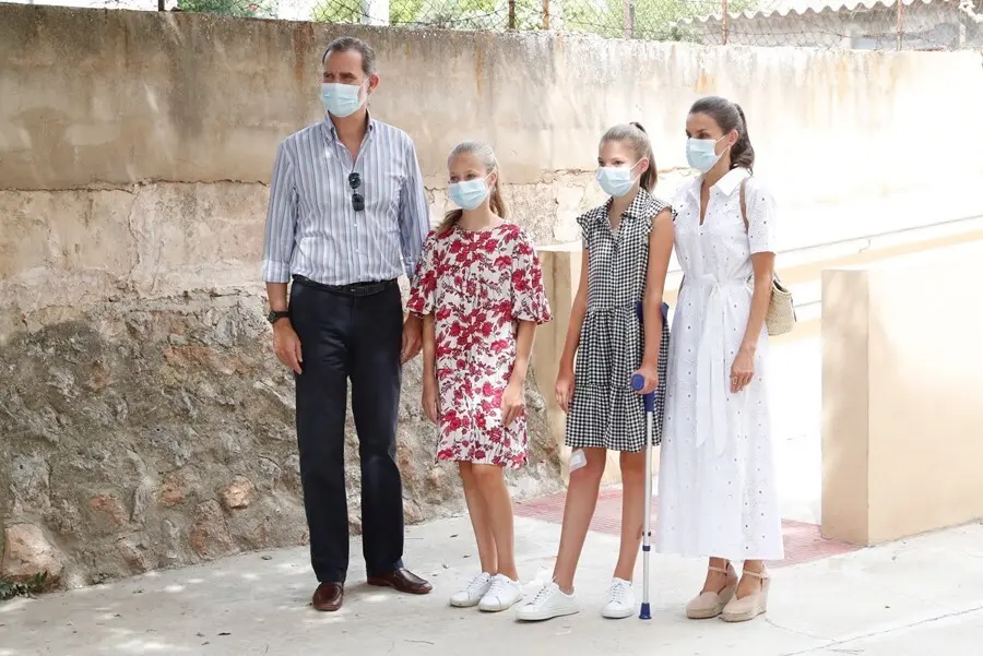 Archivo - Visita de los Reyes Felipe VI y Letizia, la princesa Leonor y la infanta Sof&iacute;a al proyecto socioeducativo Na&uuml;m en Palma, el a&ntilde;o pasado durante su estancia en Mallorca.