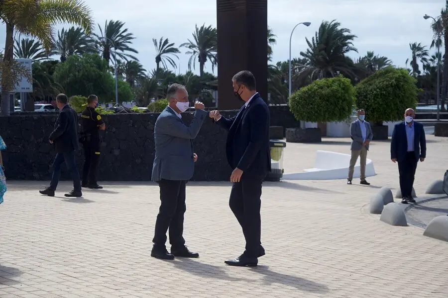 Archivo - El presidente del Gobierno, Pedro S&aacute;nchez (d), saluda con el codo al presidente de Canarias, &Aacute;ngel V&iacute;ctor Torres, durante un acto institucional en sus vacaciones de agosto de 2020 en Lanzarote