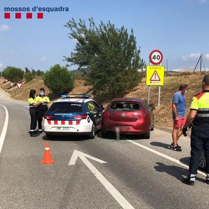 Un conductor ebrio ha hecho chocar su coche contra el de los Mossos para intentar huir de la polic&iacute;a en Vidreres (Girona)