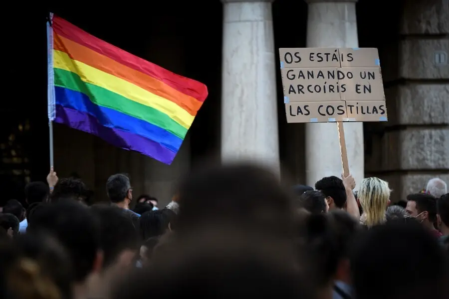 Un joven sostiene una pancarta durante una manifestaci&oacute;n para condenar el asesinato del joven Samuel de 24 a&ntilde;o sen A Coru&ntilde;a debido a una paliza, a 5 de julio de 2021, en Valencia