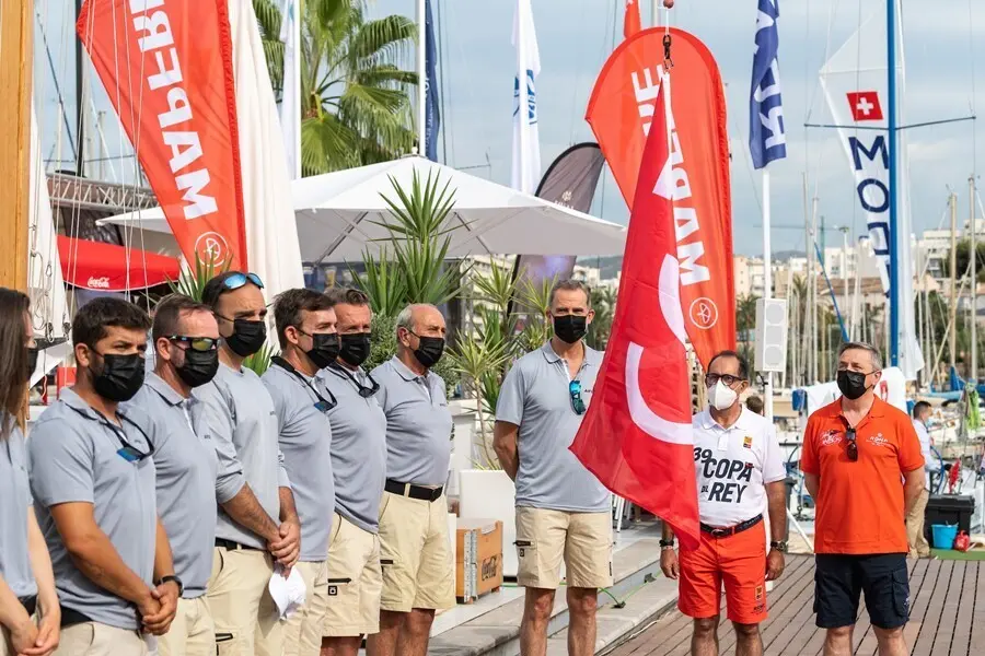 Ceremonia de izado de bandera en el RCNP por el V Centenario de la primera vuelta al mundo.