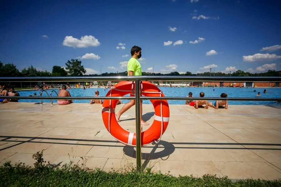Archivo - Un socorrista en la piscina del Parque Deportivo de Puerta de Hierro, el primer d&iacute;a de apertura de las piscinas para la temporada de verano, a 26 de junio de 2021, en Madrid (Espa&ntilde;a). La Comunidad de Madrid, inaugura la temporada de piscinas est