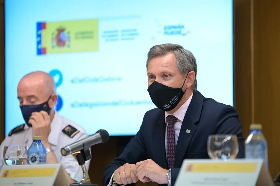 El delegado del Gobierno en Galicia, Jos&eacute; Mi&ntilde;ones, en rueda de prensa, junto a responsables policiales, para informar sobre el crimen de Samuel Luiz