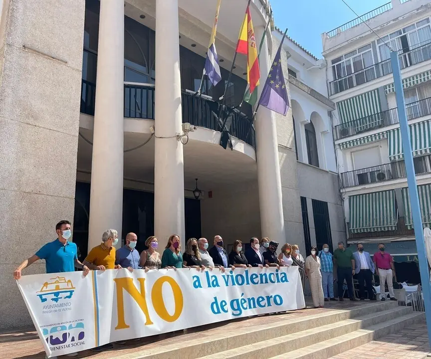 Minuto de silencio en la pueta del Ayuntamiento de Rinc&oacute;n el 3 de agosto tras conocerse el asesinato de una mujer en el municipio de Rinc&oacute;n de la Victoria.