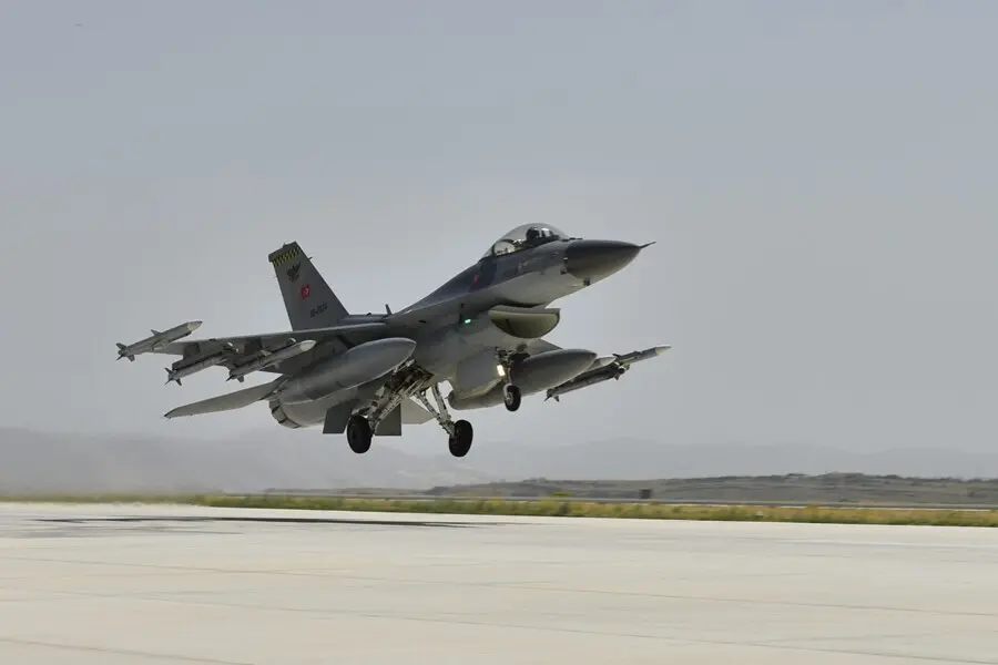 Archivo - Un avi&oacute;n de combate F-16 turco durante la maniobra de despegue