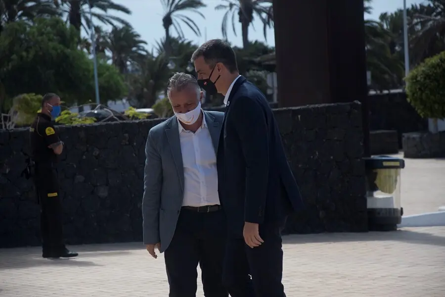 Archivo - El presidente de Canarias, &Aacute;ngel V&iacute;ctor Torres, recibe al presidente del Gobierno, Pedro S&aacute;nchez, en el verano de 2020 cuando S&aacute;nchez tambi&eacute;n opt&oacute; por Lanzarote para pasar unos d&iacute;as de descanso