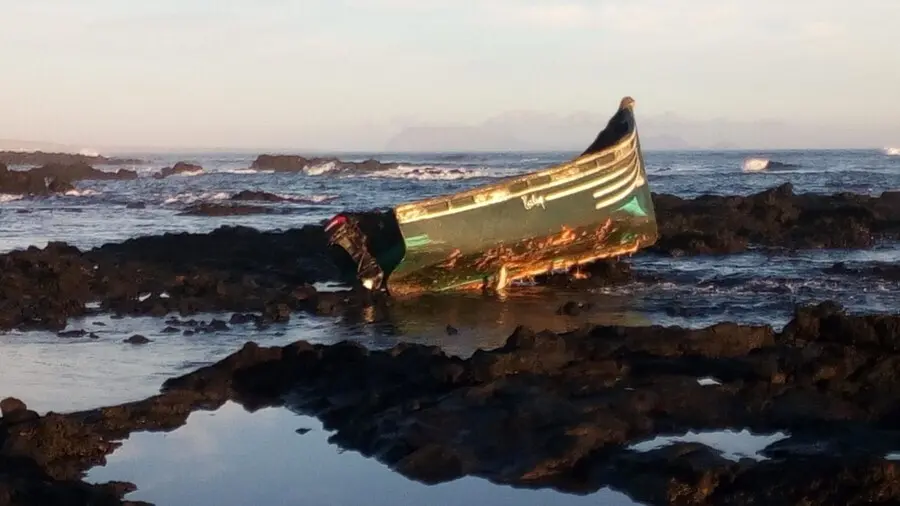 Archivo - Una patera encallada