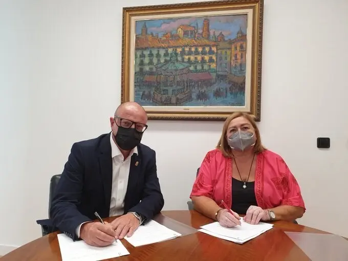 El consejero de Educaci&oacute;n, Carlos Gimeno, y la directora de la Fundaci&oacute;n Secretariado Gitano, In&eacute;s Garc&iacute;a