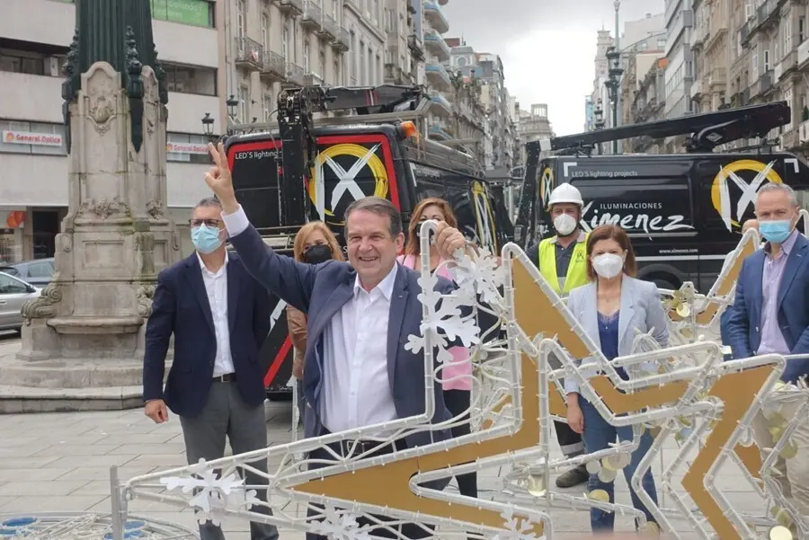 El alcalde de Vigo, Abel Caballero, acompa&ntilde;ado de varios concejales, asiste al inicio del montaje del alumbrado navide&ntilde;o.