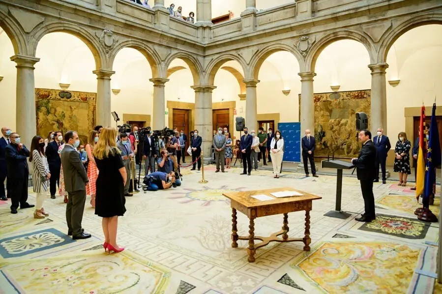 El ministro de Asuntos Exteriores, UE y Cooperaci&oacute;n presidiendo la toma de posesi&oacute;n de los dos nuevos directores generales en la sede del Ministerio
